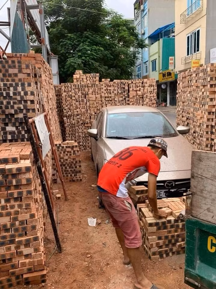 Việc dùng gạch để cảnh cáo những người đỗ xe ô tô sai quy định như trường hợp trên chẳng hiếm, bởi lẽ trước đó trên MXH đã xuất hiện khá nhiều tình huống tương tự.