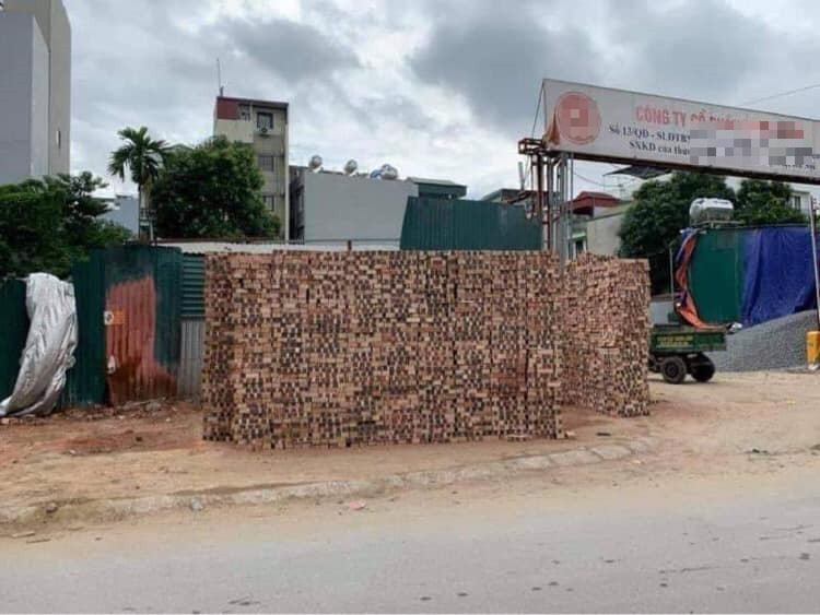 Nhiều ý kiến của cư dân mạng cho rằng đây là cách trừng trị thích đáng đối với tài xế ô tô khi đỗ xe không đúng nơi quy định, gây ảnh hưởng đến người xung quanh. Ảnh: Tổng hợp