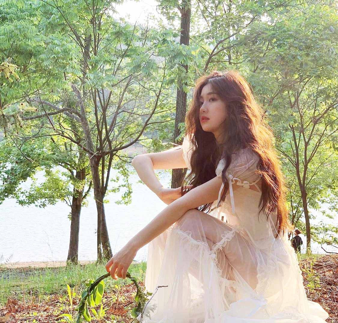 Sau khi những hình ảnh giống với Lưu Diệc Phi được đăng tải, Lin Zhen càng được biết đến nhiều hơn.