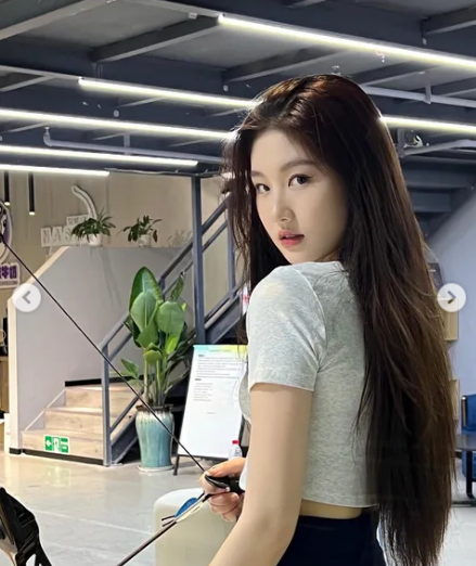 Ngay sau khi những hình ảnh này được đăng tải, thông tin của gái xinh bắn cung cũng được cư dân mạng săn lùng.