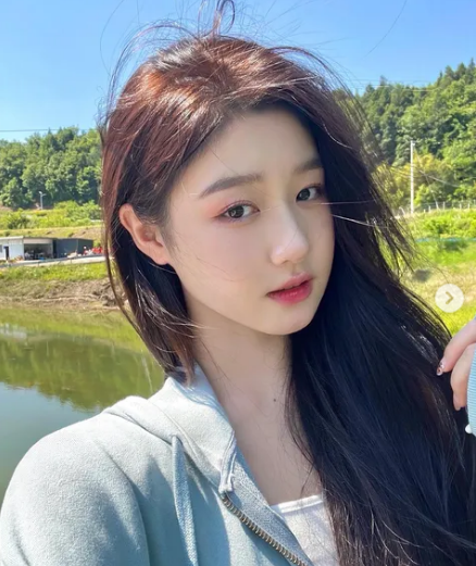 Hiện tại, cô đang sở hữu trang cá nhân có hơn 300 nghìn lượt follow. Bên cạnh đó, Lin Zhen còn được biết đến với vai trò là người mẫu.