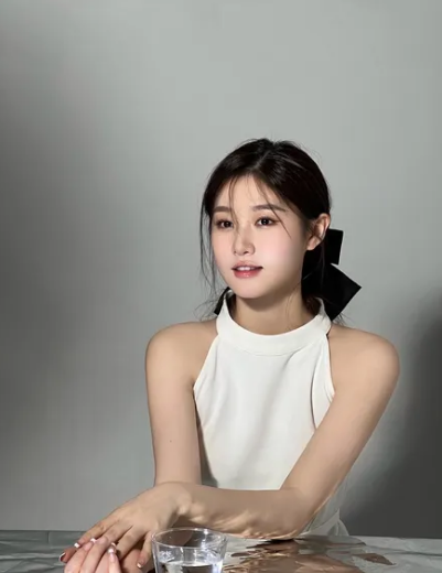 Từng có rất nhiều cô gái nổi tiếng vì có vẻ ngoài hao hao mỹ nhân Hoa Ngữ - Lưu Diệc Phi. Thế nhưng, Lin Zhen vẫn được nhận xét là giống "thần tiên tỷ tỷ" hơn cả.