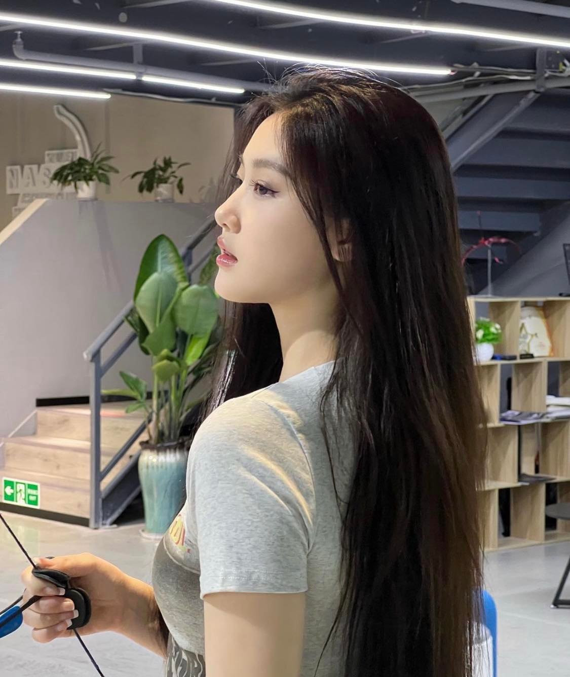 Không chỉ thế, dù ăn mặc kín đáo nhưng "hot girl bắn cung" này vẫn hút trọn ánh nhìn người đối diện bởi sự trẻ trung, vóc dáng nổi bật thon gọn.