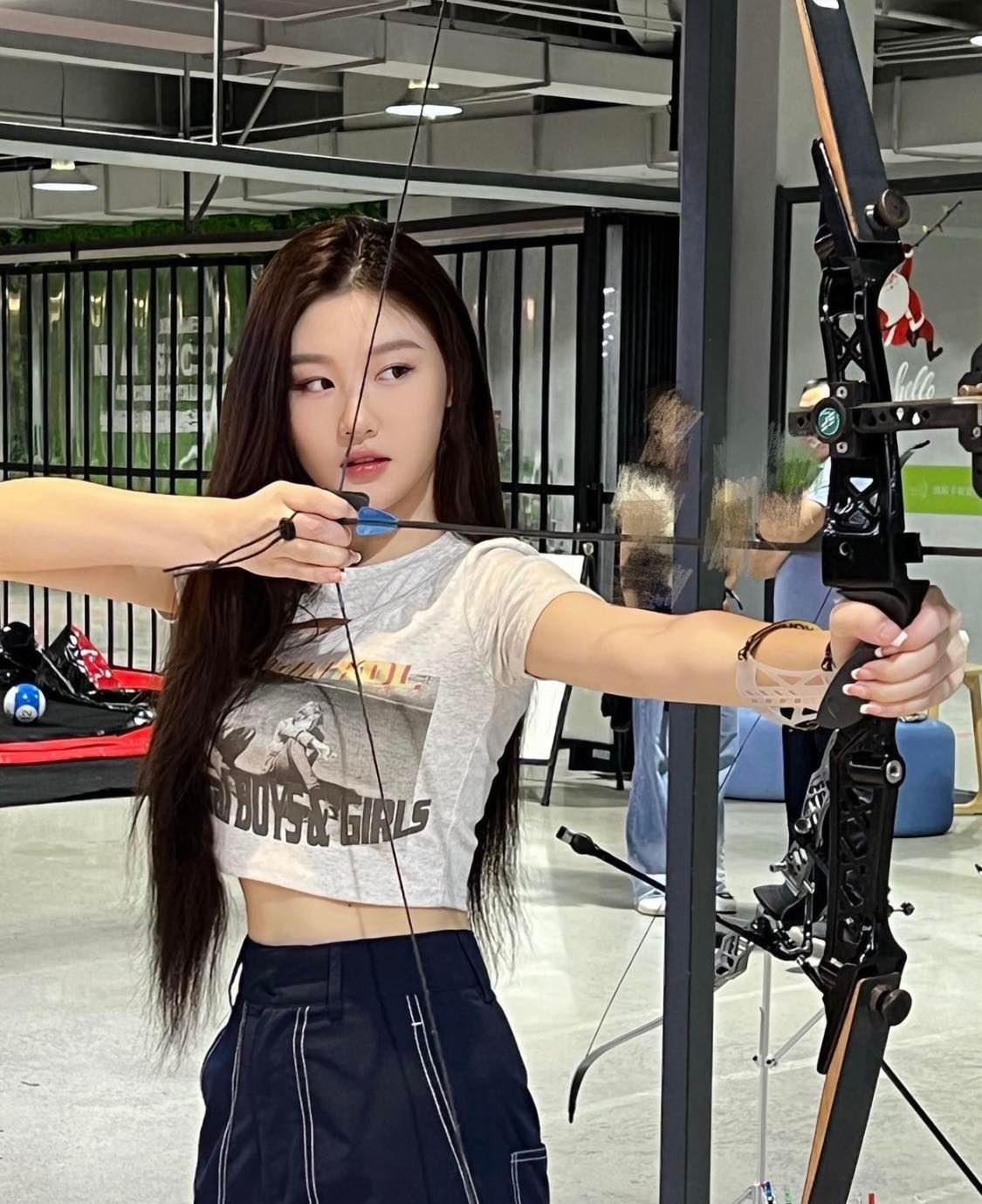 Lin Zhen từng "gây sốt" trên mạng xã hội xứ tỷ dân bởi hình ảnh bị chụp trộm trên tàu điện.