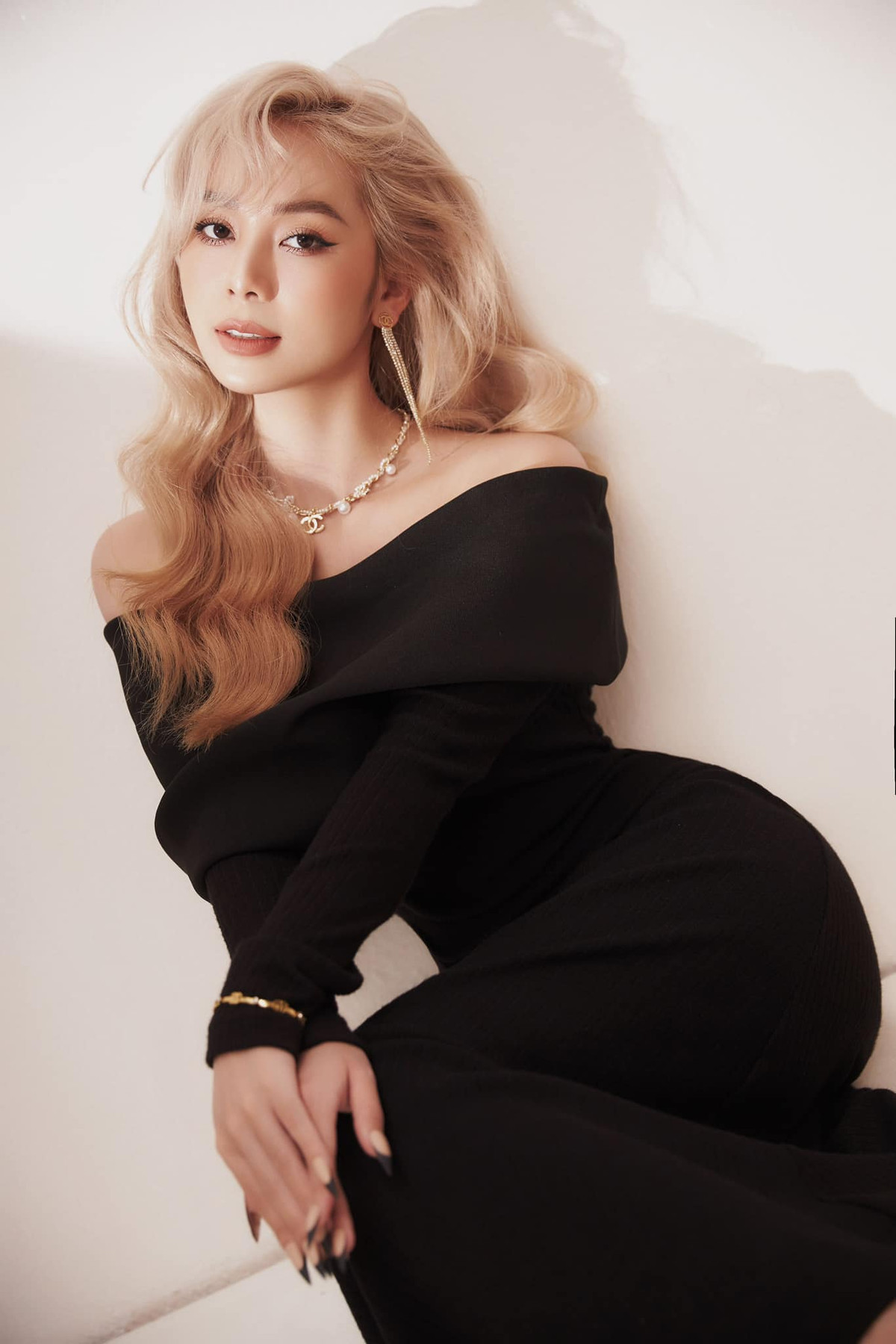 Hiện tại, cô nàng đang theo đuổi sự nghiệp kinh doanh và làm giám đốc của một công ty mỹ phẩm Organic mang thương hiệu của mình.