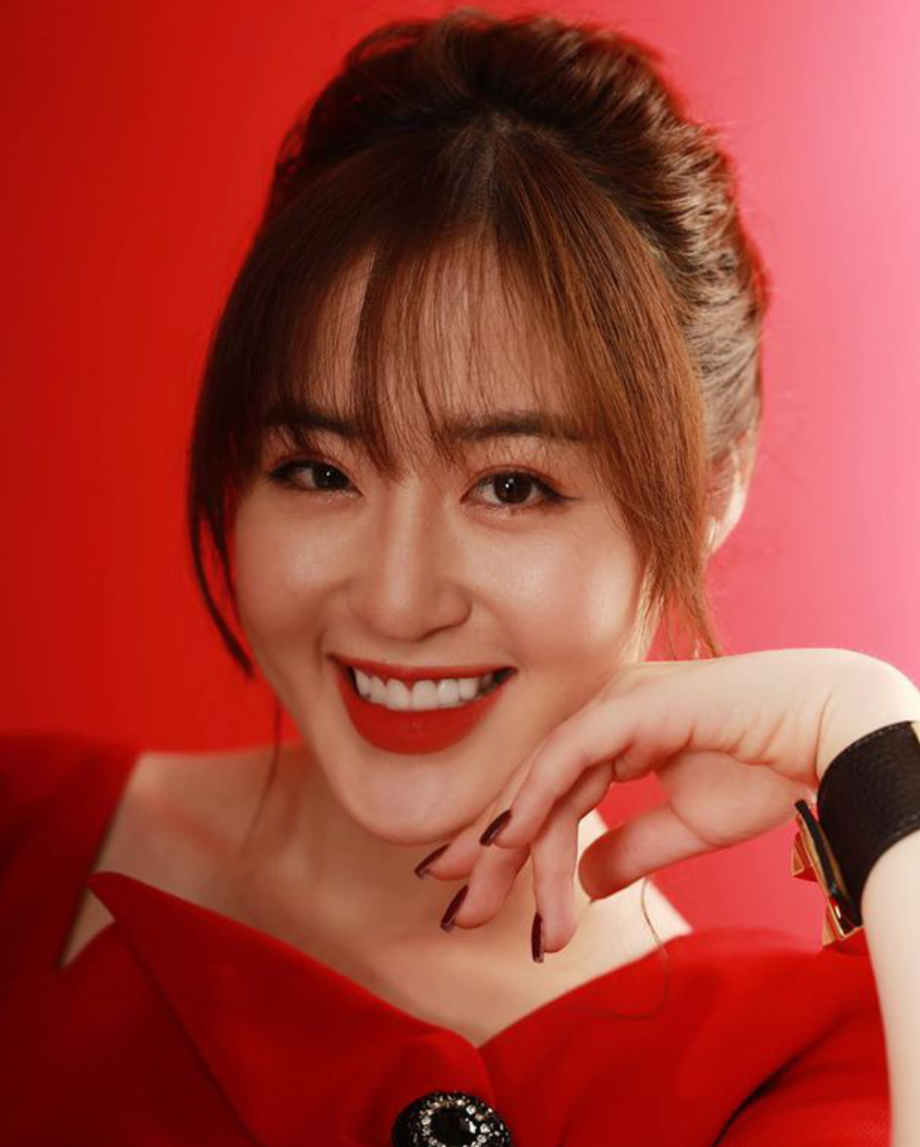 Gái xinh Quảng Ninh từng theo học ngành Báo truyền hình, Cao đẳng truyền hình Hà Nội và Khoa Báo chí, ĐH Khoa học Xã hội và Nhân văn.