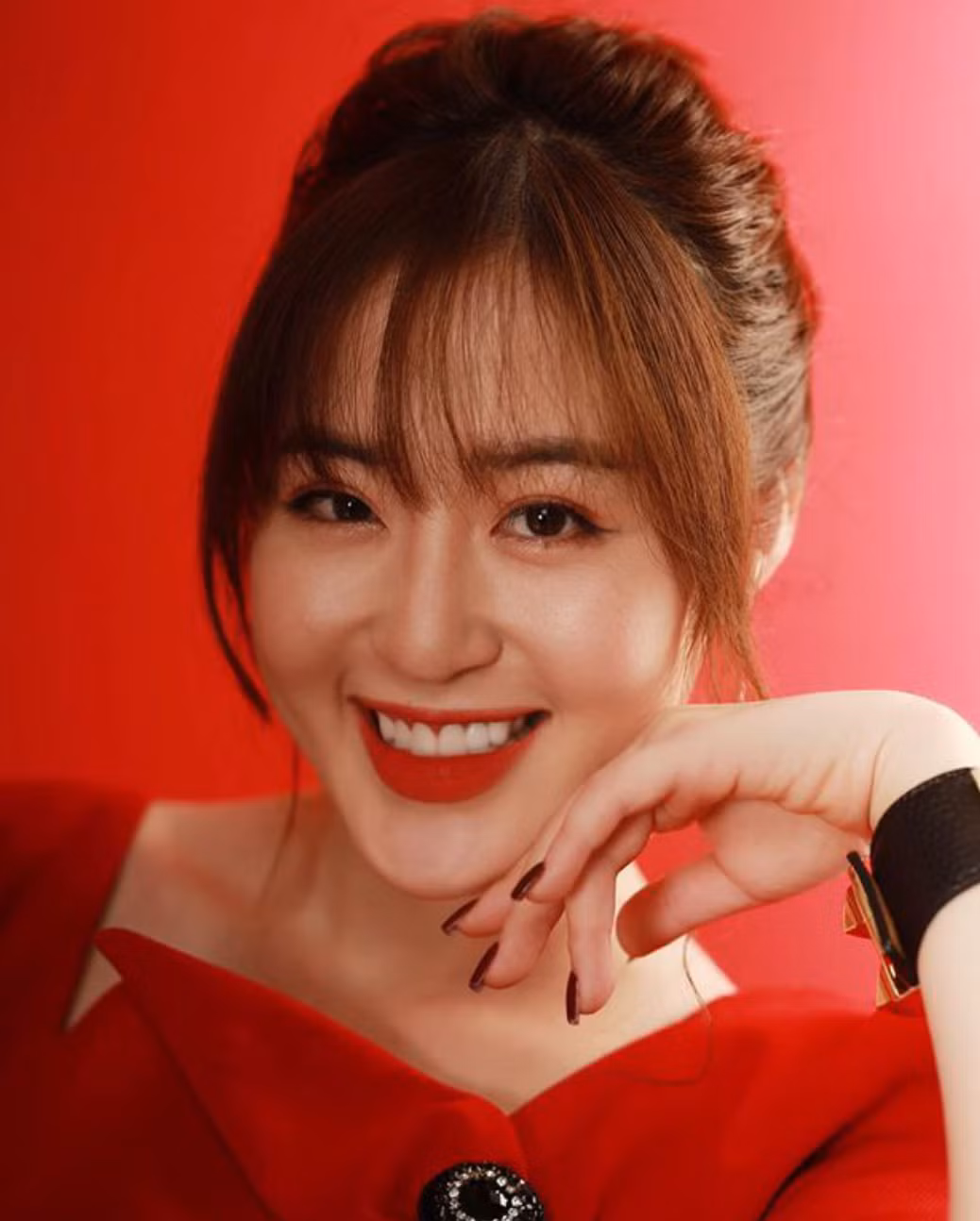 Gái xinh Quảng Ninh từng theo học ngành Báo truyền hình, Cao đẳng truyền hình Hà Nội và Khoa Báo chí, ĐH Khoa học Xã hội và Nhân văn.