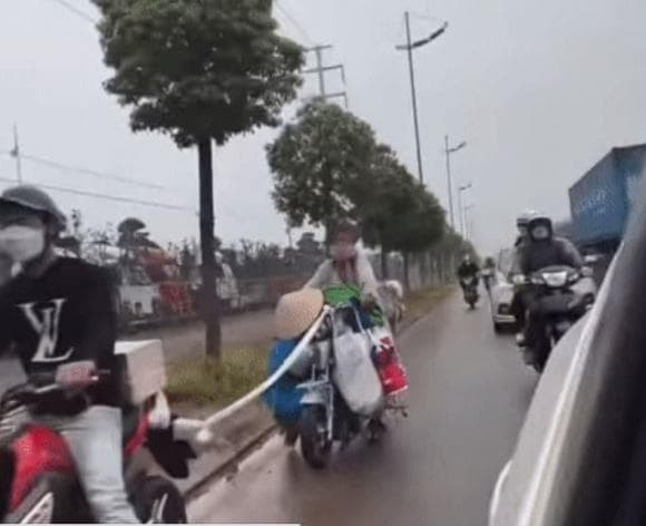 "Thánh quỵt" được bắt gặp xuất hiện trên một địa điểm khác. Lúc này cô vẫn dùng xe đạp điện nhưng chẳng may xe bị hết điện.