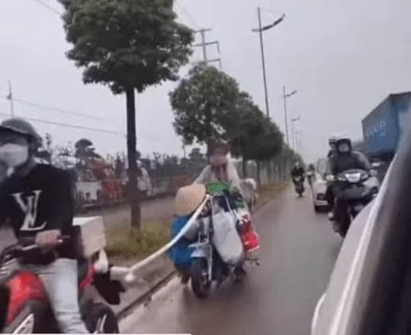 "Thánh quỵt" được bắt gặp xuất hiện trên một địa điểm khác. Lúc này cô vẫn dùng xe đạp điện nhưng chẳng may xe bị hết điện.