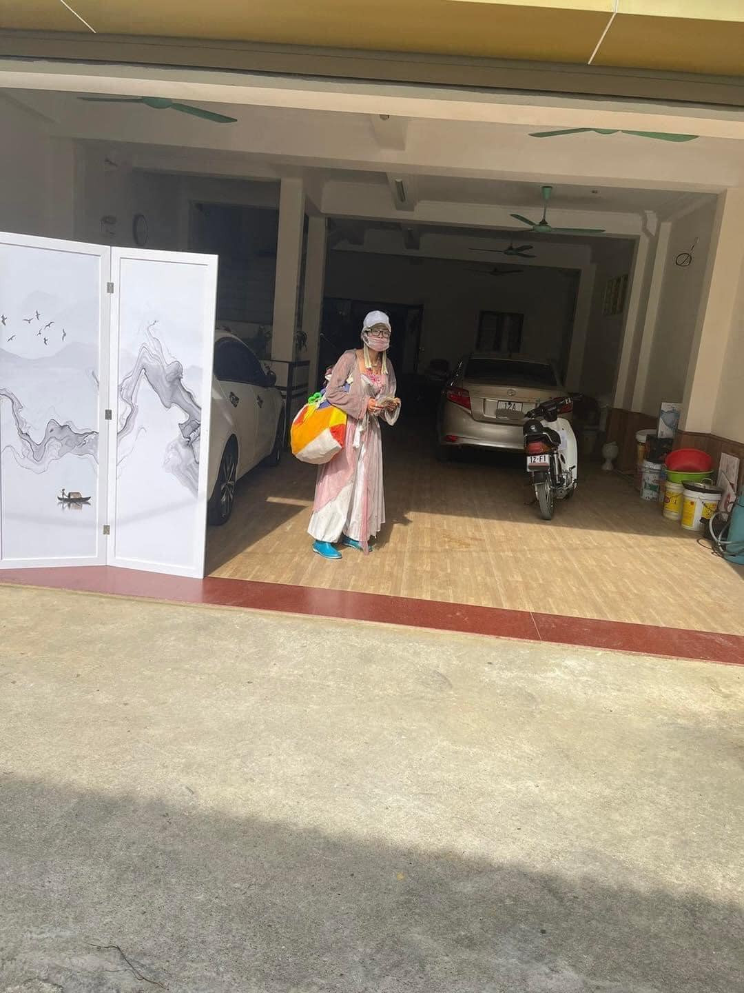 Thêm vào đó, gu thời trang màu mè, mặc nhiều lớp của "hot girl quỵt tiền" Bella trong thời tiết nắng nóng khiến cư dân mạng cảm thấy phát ngốt.