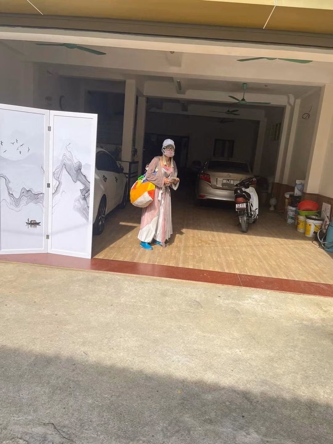 Thêm vào đó, gu thời trang màu mè, mặc nhiều lớp của "hot girl quỵt tiền" Bella trong thời tiết nắng nóng khiến cư dân mạng cảm thấy phát ngốt.