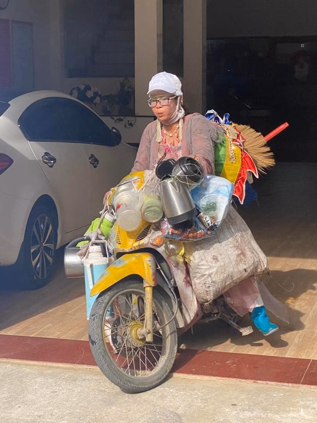 Như thường thấy, "thánh quỵt" di chuyển bằng xe máy, trên xe chất đầy những món đồ lỉnh kỉnh.