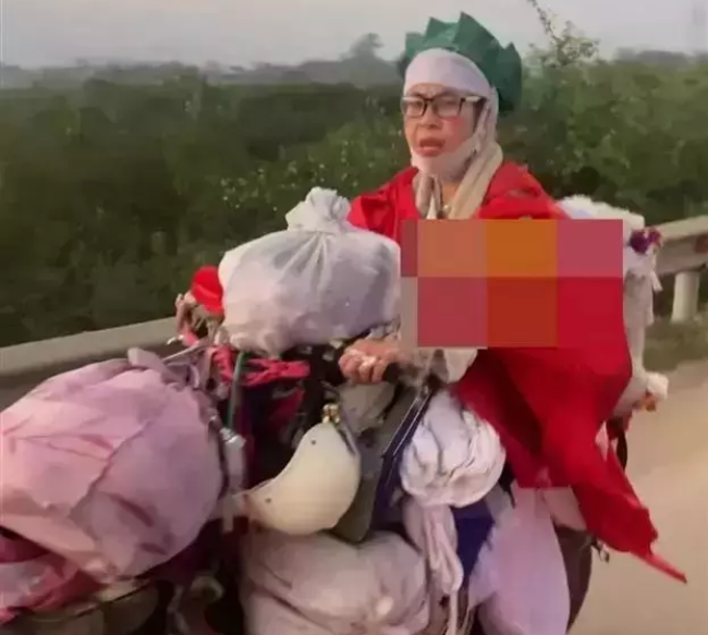 Bella tên thật Đoàn Thúy Hà (sinh năm 1986), đến từ Hải Dương. Người phụ nữ này vẫn nổi tiếng là "thánh quỵt" vì thói quen thường xuyên mua đồ nhưng không chịu trả tiền.