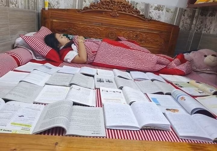 Cách tạo cảm giác yên tâm trước kỳ thi tốt nghiệp của nhiều học sinh chính là người một bên, sách một bên.