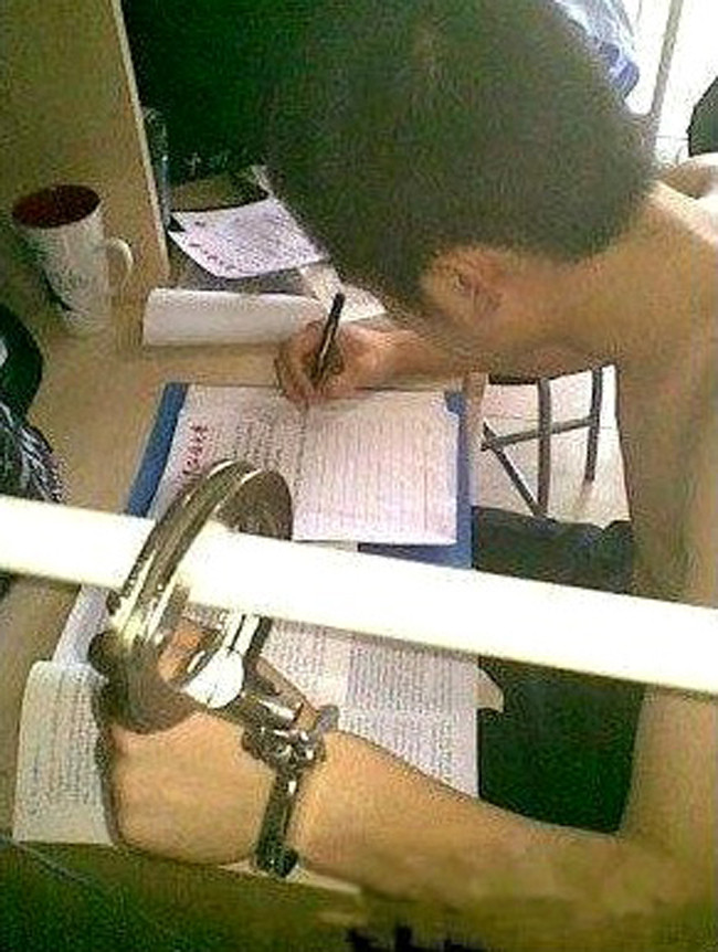 Còng tay quyết tâm ngồi tại chỗ ôn bài cũng là cách hữu hiệu mà nhiều sĩ tử lựa chọn.