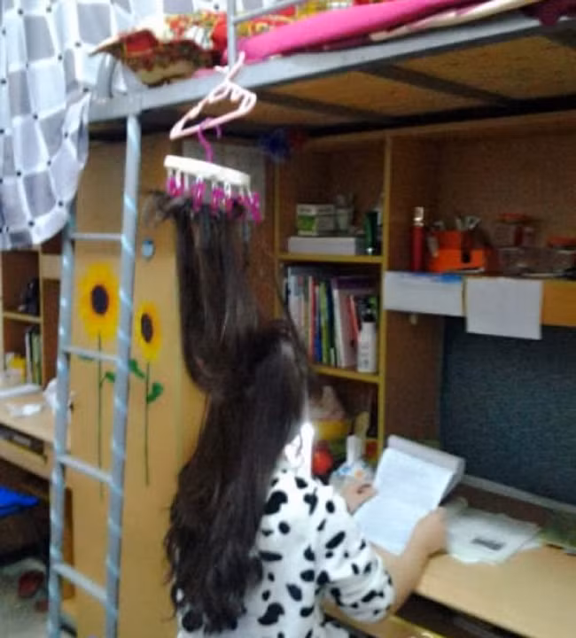 Treo luôn tóc lên cao để tránh ngủ gật, tập trung luyện thi. Ảnh: Tổng hợp