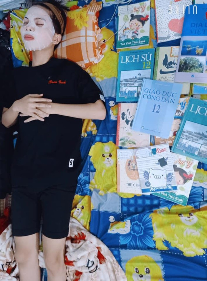 Nhiều học sinh tự chế ảnh trải sách vở sang một bên rồi nằm ngủ khiến cư dân mạng cười lăn cười bò.