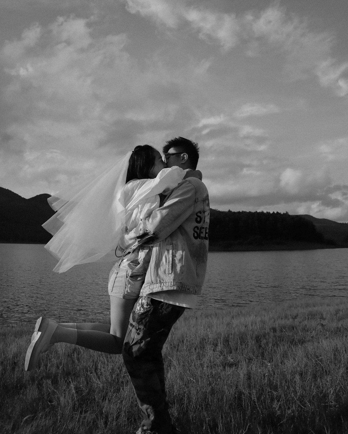 Ở một vài khoảnh khắc khác, còn có bạn bè đôi trẻ có mặt chúc phúc.