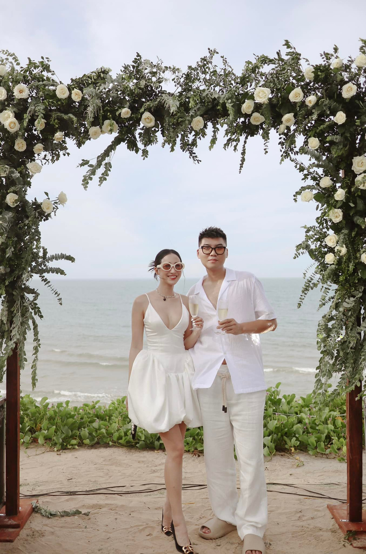 Ở phần bình luận rất nhiều người thân, người yêu mến chúc mừng khi bà chủ xinh đẹp tìm được hạnh phúc cuộc đời mình.