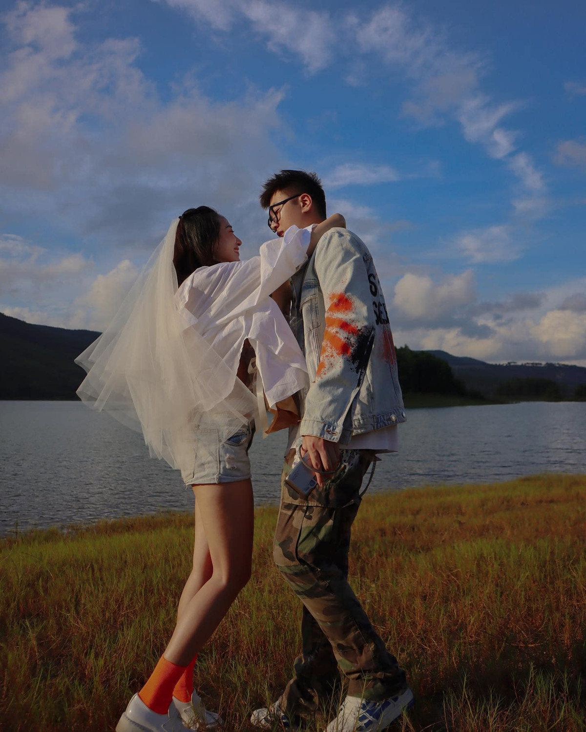 Kèm theo đó là loạt hình Kiều Ly Phạm trên đầu đội khăn voan, trao nụ hôn ngọt ngào cho bạn trai của cô.