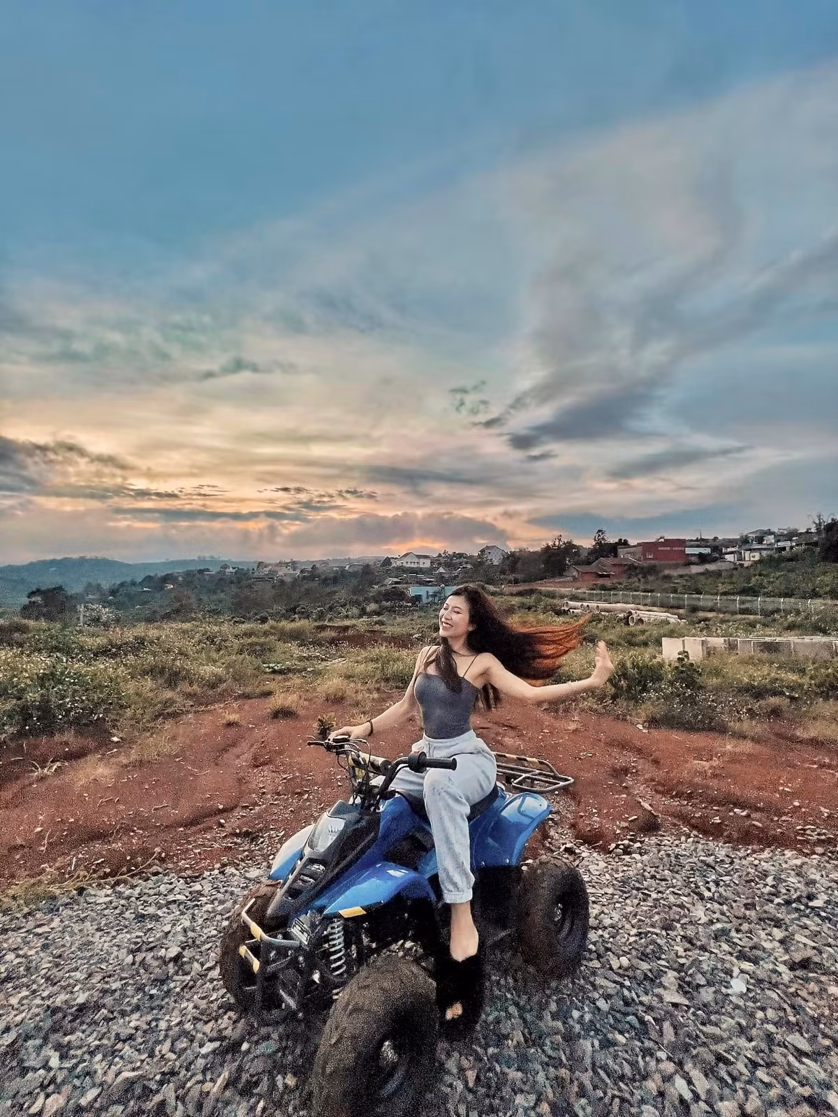 Tuy chưa thực sự ghi được những dấu ấn đáng kể trong làng nhạc Việt song cựu hot girl một thời Trang Pháp lại nhận được nhiều lời khen ngợi về ngoại hình.