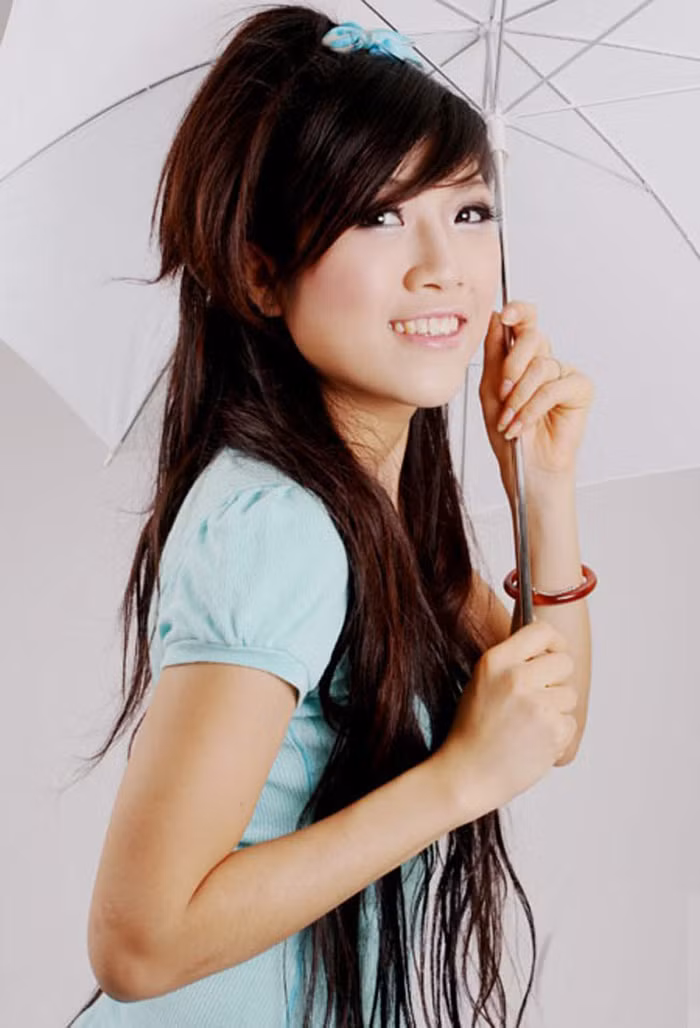 Thời điểm này Trang Pháp là một trong số những cô nàng rất nổi tiếng với danh xưng "hot girl". Sinh ra tại Pháp, đến năm 17 tuổi cô nàng mới trở về Việt Nam và bắt đầu tham gia vào làng giải trí Việt.