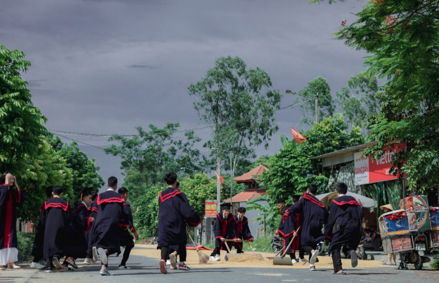 “Bức ảnh giá trị quá”, “Có lẽ những khoảnh khắc như thế này rất khó để quên",...là những bình luận của cư dân mạng dành cho bộ ảnh kỷ yếu để đời này.