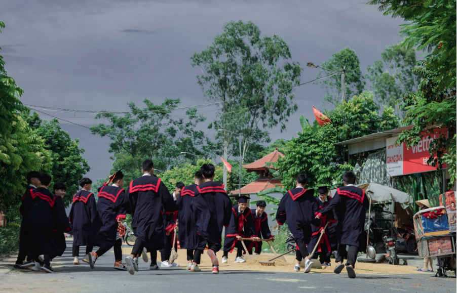 Khoảnh khắc rất thật với hành động ý nghĩa của các bạn học sinh đã chiếm trọn trái tim của cư dân mạng.