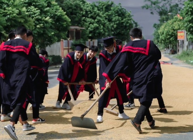 Không quá cầu kỳ nhưng bộ ảnh kỷ yếu cào thóc “chạy mưa” giúp dân này đã nhận về rất nhiều lời khen của cộng đồng mạng bởi sự độc đáo, ấn tượng và vô cùng đặc biệt.