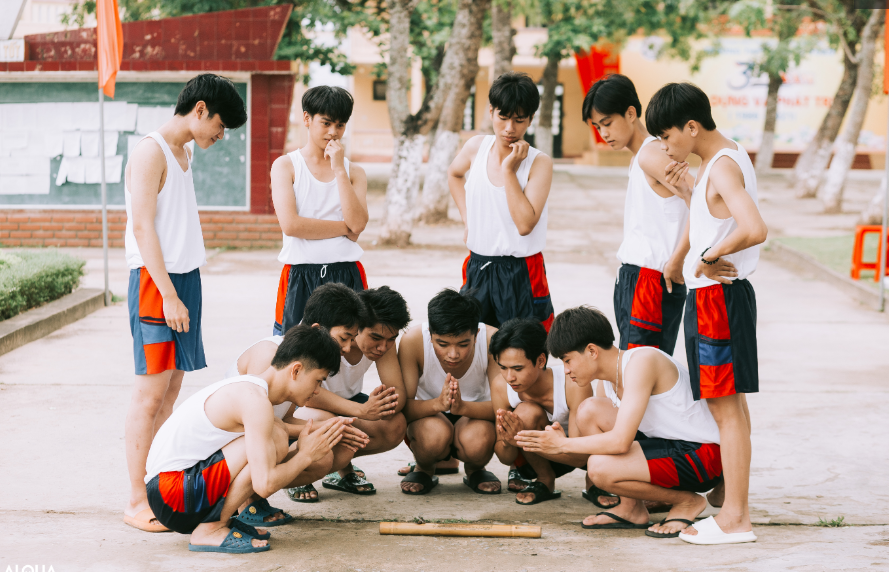 Những hình ảnh thân thuộc như áo ba lỗ, điều thuốc lào, hay những đôi dép tổ ong đều là những hình ảnh rất thân thuộc với người Việt Nam.