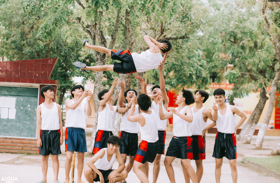 Được biết, tất tần tật từ địa điểm, trang phục hay phụ kiện đều do các bạn học sinh lên ý tưởng và chuẩn bị để bớt đi phần nào chi phí. Ảnh: Tổng hợp