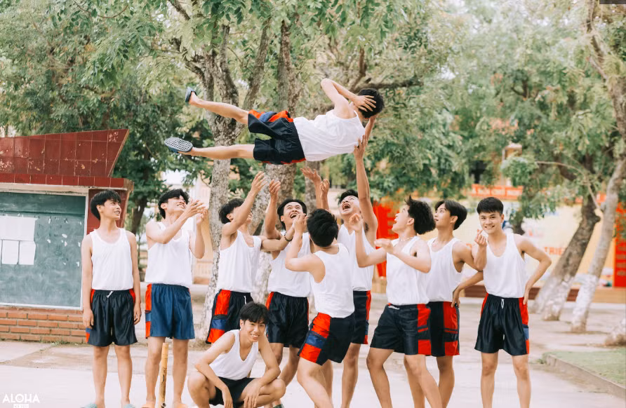 Được biết, tất tần tật từ địa điểm, trang phục hay phụ kiện đều do các bạn học sinh lên ý tưởng và chuẩn bị để bớt đi phần nào chi phí. Ảnh: Tổng hợp