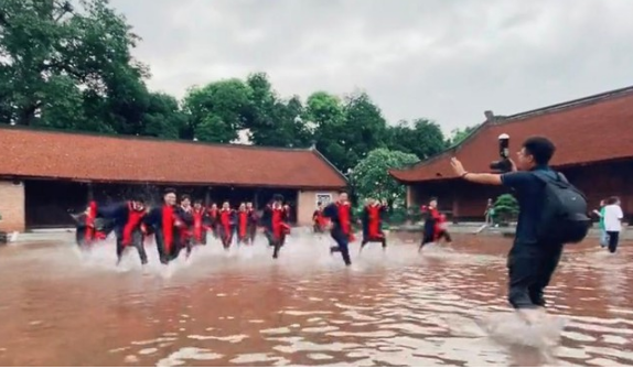 Dù thời tiết không thuận lợi nhưng các bạn học trò vẫn cố gắng phối hợp với thợ chụp để có được những bức hình "độc lạ" để đời.