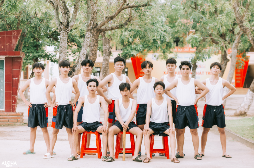 Hay đáng nhớ nhất có lẽ là bộ ảnh kỷ yếu của lớp 12E, THPT Mai Anh Tuấn, huyện Nga Sơn, tỉnh Thanh Hóa. Bộ ảnh đã thu hút được sự quan tâm của cư dân mạng bởi sự mộc mạc, chân chất nhưng không kém phần độc đáo.