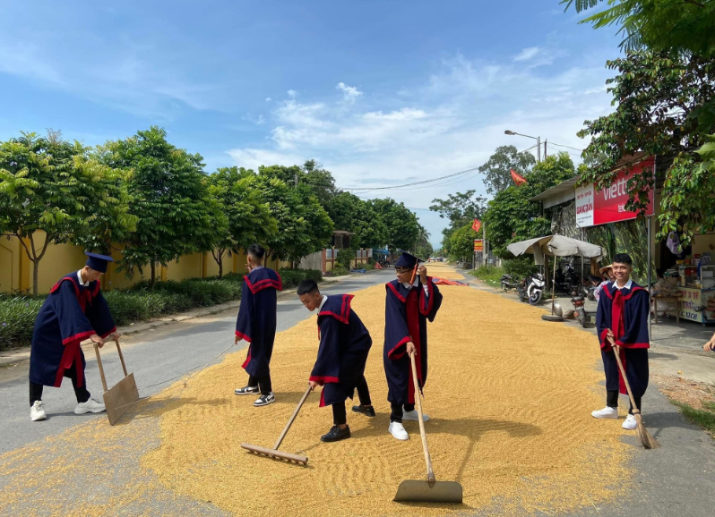 Bộ ảnh kỷ yếu của lớp 12D, Nghệ An mới đây đã làm netizen thích thú. Trong ảnh, các bạn học sinh mặc trang phục áo cử nhân đang vội vàng cào thóc được phơi dưới lòng đường giúp người dân.