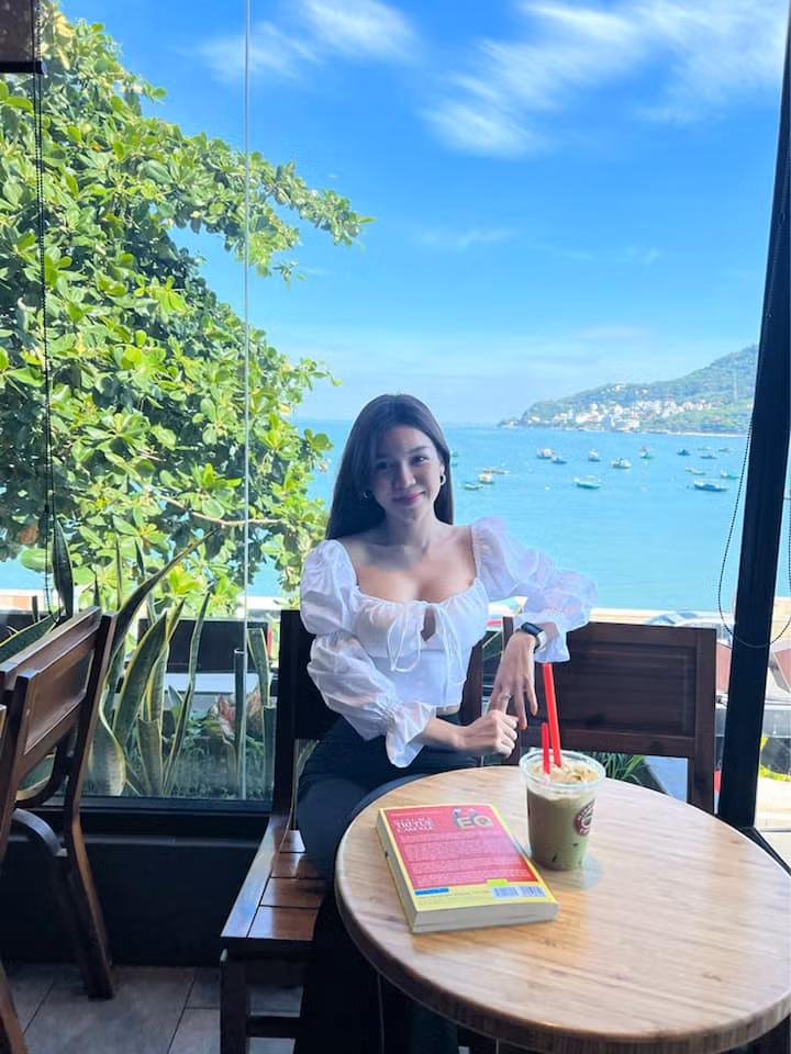 Dù ăn mặc kín đáo nhưng thân hình với đường cong hoàn hảo của Yến Xuân vẫn đủ sức thu hút mọi ánh nhìn. Ảnh: FBNV