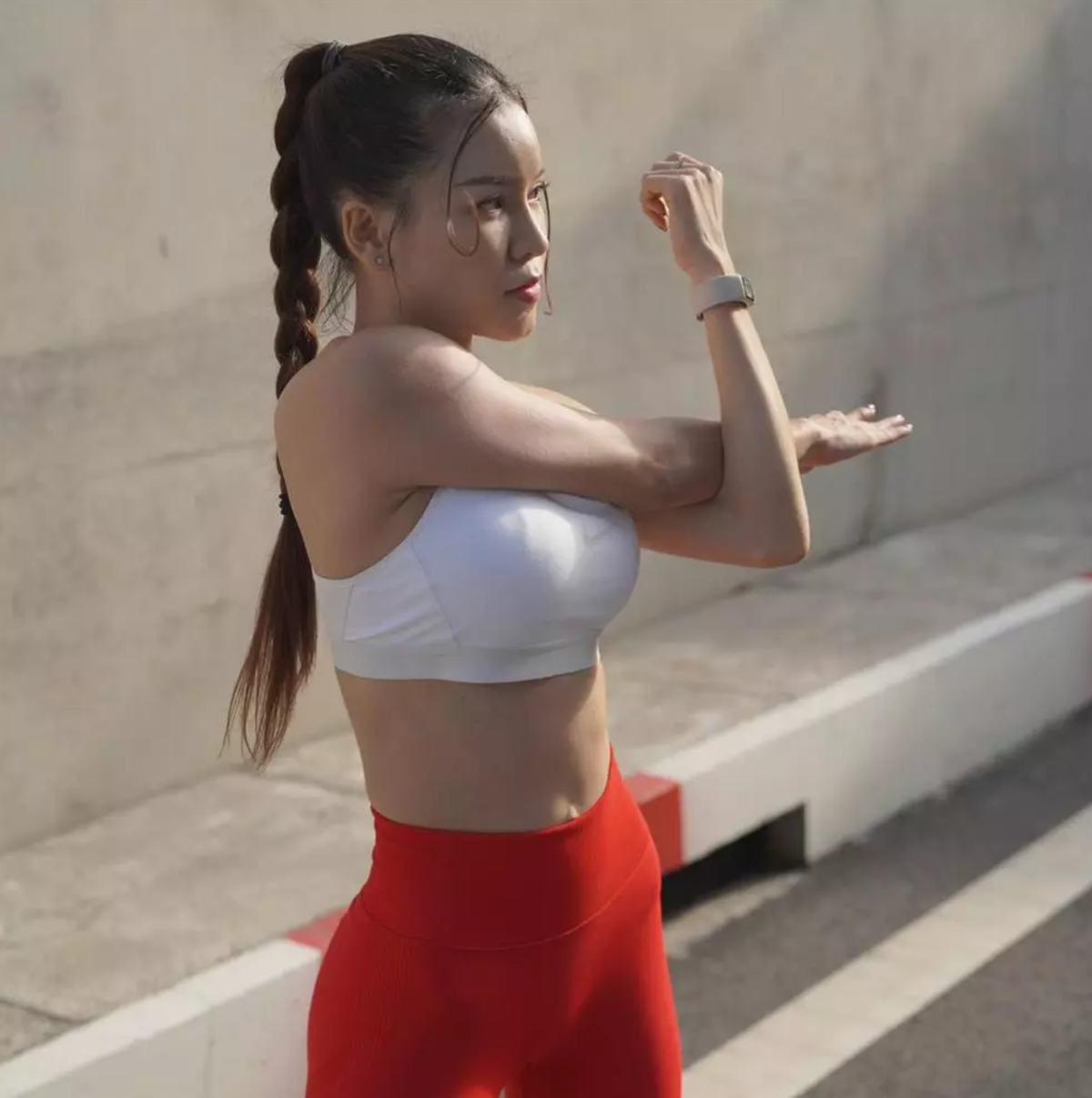 Với thời trang mát mẻ, bạn gái Đặng Văn Lâm phô diễn trọn ba vòng bốc lửa, thân hình thon thả, săn chắc.