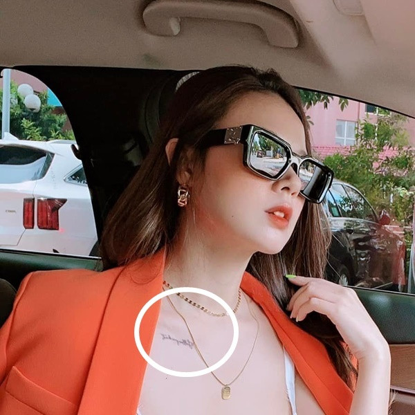 Bên cạnh phong cách thời trang táo bạo, cư dân mạng còn bất ngờ khi Midu để lộ thêm hình xăm họa tiết đặc biệt lên cả vòng 1.