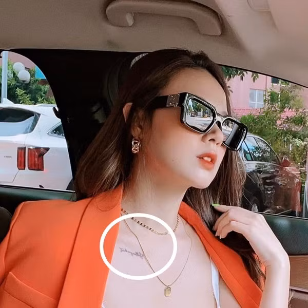 Bên cạnh phong cách thời trang táo bạo, cư dân mạng còn bất ngờ khi Midu để lộ thêm hình xăm họa tiết đặc biệt lên cả vòng 1.