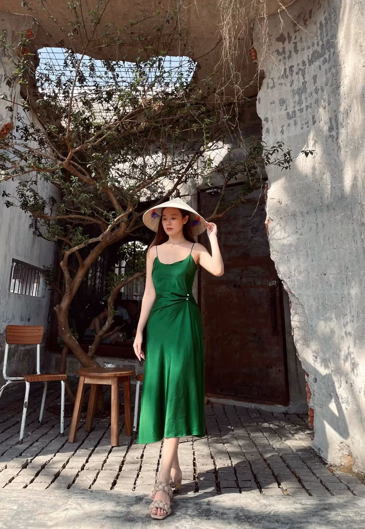 Thậm chí có người còn cho rằng cô nàng ngày càng "mất chất". Họ khuyên cô là người đứng lớp, truyền tải kiến thức cho sinh viên nên cần chú ý hơn về phong cách ăn mặc.