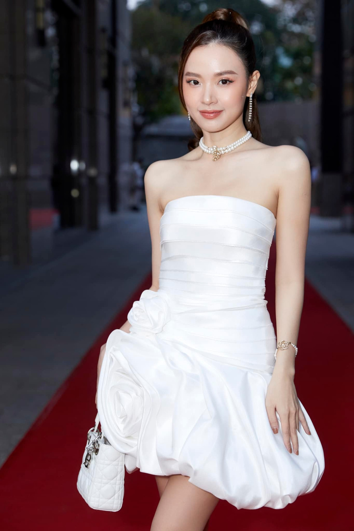 Tuy nhiên, bộ phận netizen cho rằng, cô chỉ dùng hình dán giả xăm chứ không xăm thật.