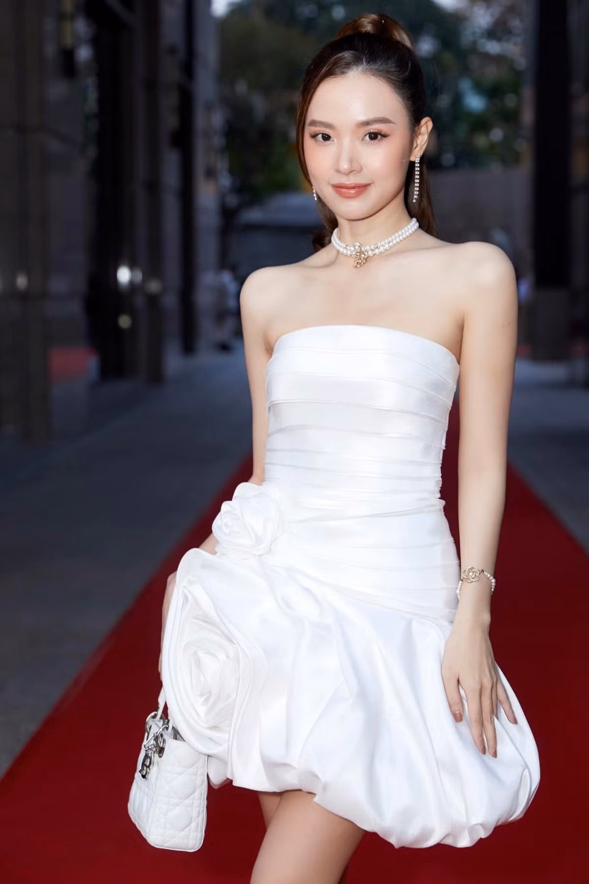 Tuy nhiên, bộ phận netizen cho rằng, cô chỉ dùng hình dán giả xăm chứ không xăm thật.