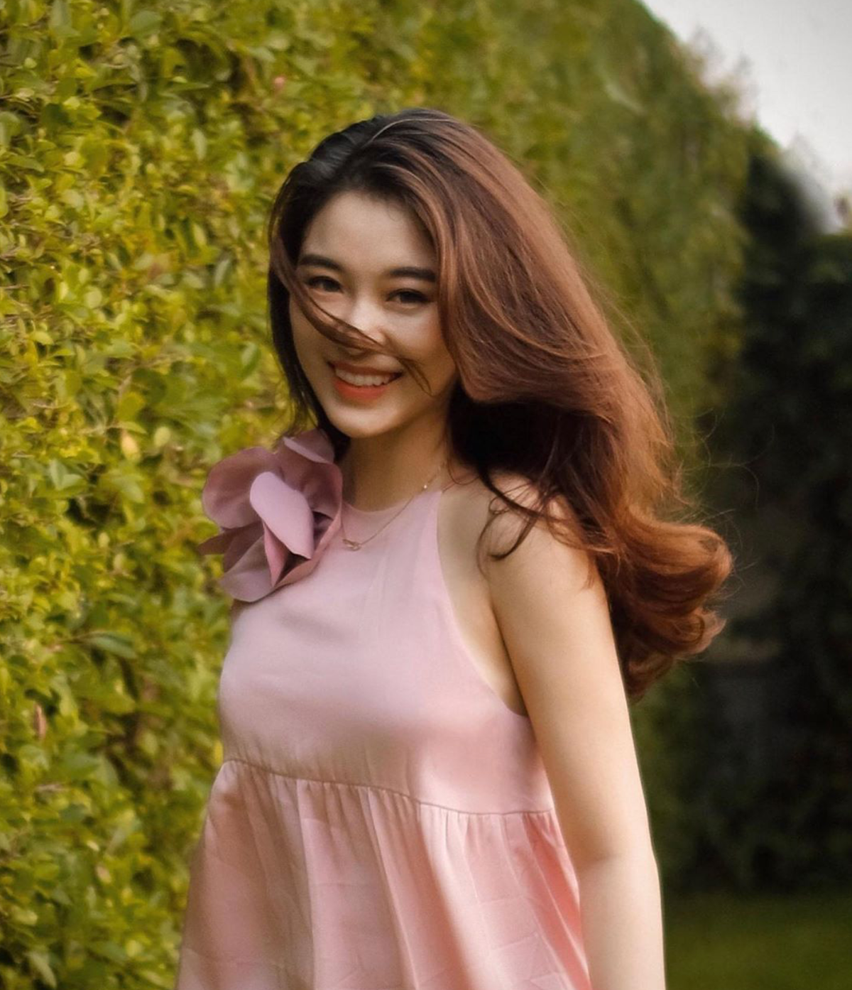 Phonnie Xaysongkham là hot girl một thời gây xôn xao mạng xã hội Việt với vẻ ngoài xinh xắn và kỹ năng làm bánh đẹp mắt.