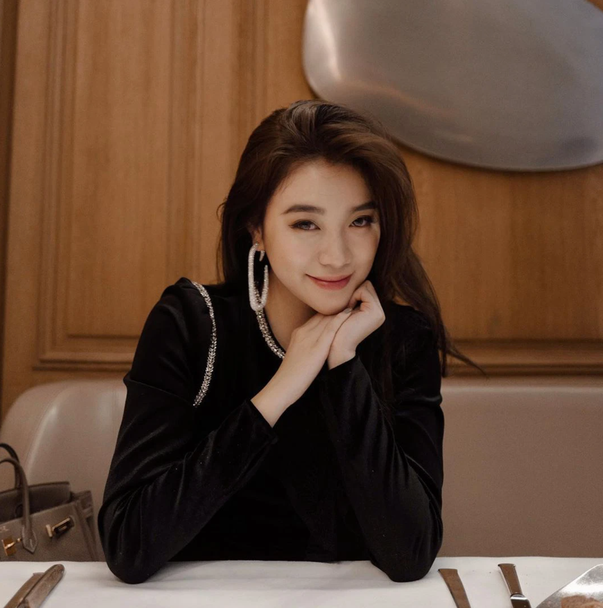 Gái xinh này còn khiến nhiều người phải xuýt xoa vì cuộc sống sang chảnh một rich kid và loạt khoảnh khắc xinh đẹp xuất chúng của mình.