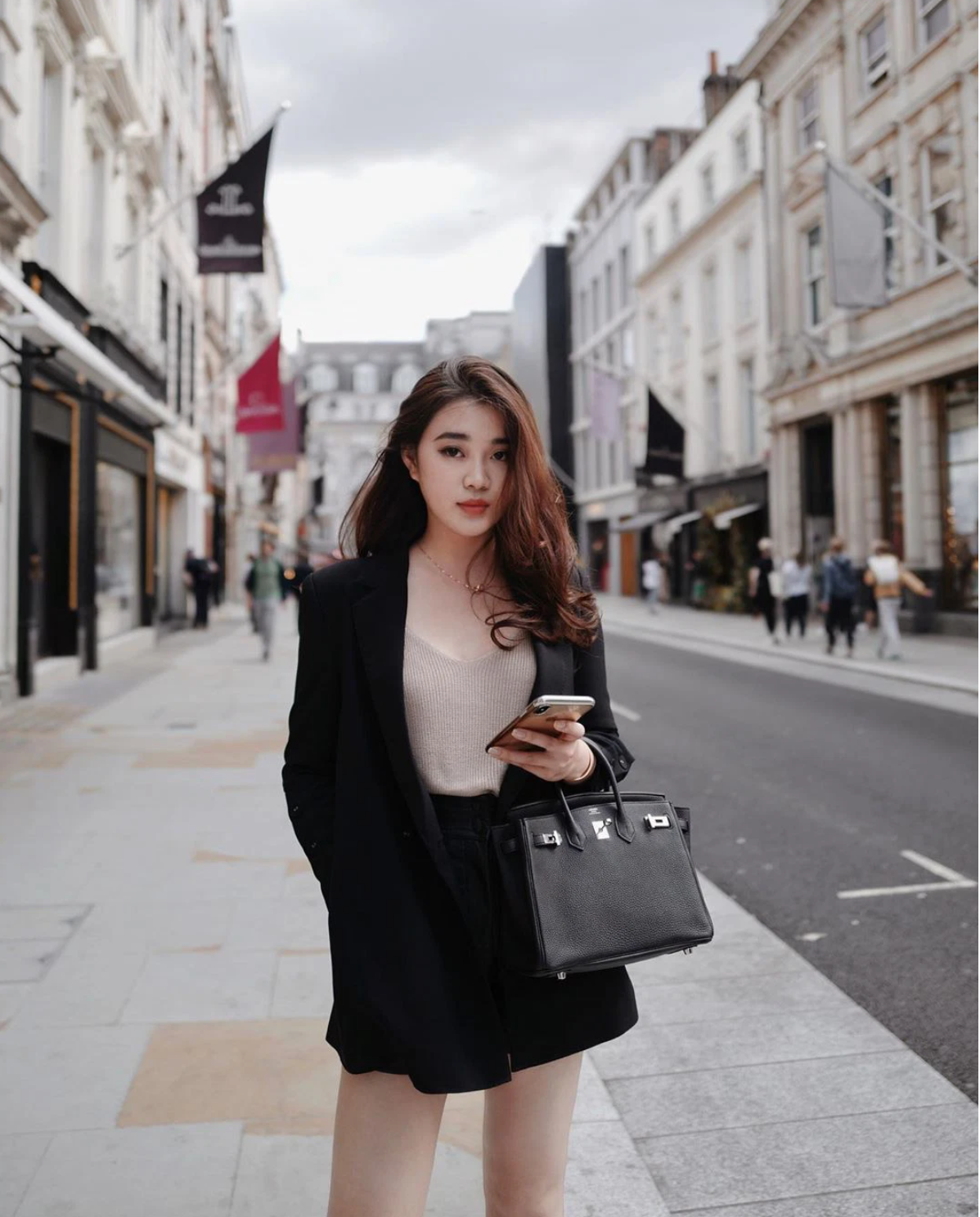 Trên trang cá nhân, ngoài những hình ảnh bánh trái và rạng rỡ đi du lịch khắp nơi, chưa có dấu hiệu nào cho thấy rich kid đã có bạn trai.