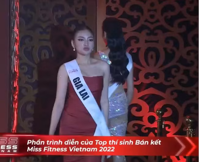 Ở vòng thi này Trần Thanh Tâm diện một chiếc đầm đỏ đuôi cá phom dáng ôm sát và có màn trình diễn khá tự tin trên sân khấu. Tuy nhiên, chiếc đầm chất liệu lụa satin một lần nữa đã để lộ thân hình "nần nẫn" của cô, đặc biệt là vòng eo ngấn mỡ.