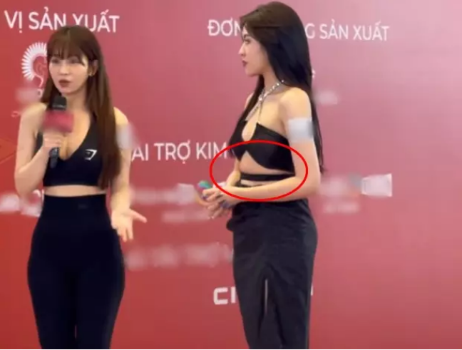 Từng tự nhận có chiều cao 1m70 và đôi chân dài 1m13, tuy nhiên, chiều cao này của Trần Thanh Tâm lại không thể “cân” nổi một mẫu váy đuôi cá cơ bản.