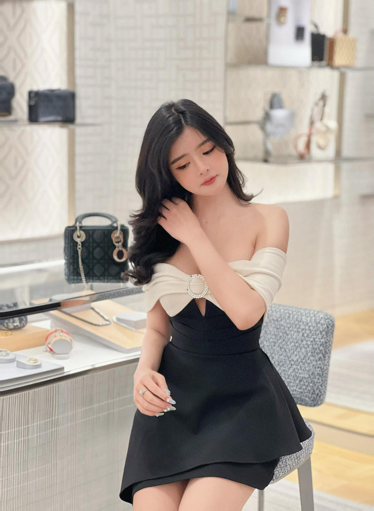 Đỗ Khánh An (biệt danh An Dâu, TP HCM) là hot girl nổi tiếng Sài thành. Cô nàng sở hữu nhan sắc xinh đẹp được ví như búp bê đời thực.