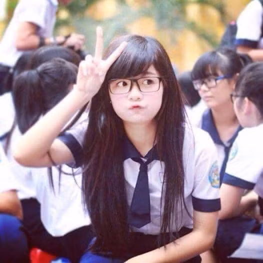 Mới đây An Dâu chia sẻ loạt hình ảnh thời còn đi học của mình, ngay lập tức những khoảnh khắc này trở thành tâm điểm chú ý của cư dân mạng.