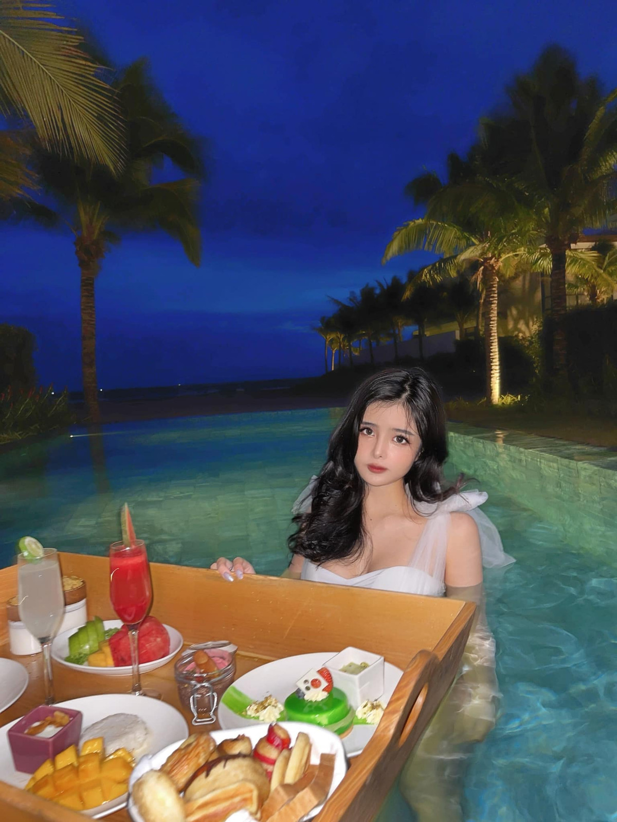 Tuy vậy, hot girl Sài thành khá kín tiếng về cuộc sống cá nhân. Cô nàng ít khi chia sẻ về công việc hay tình yêu trên mạng xã hội. Ảnh: FBNV